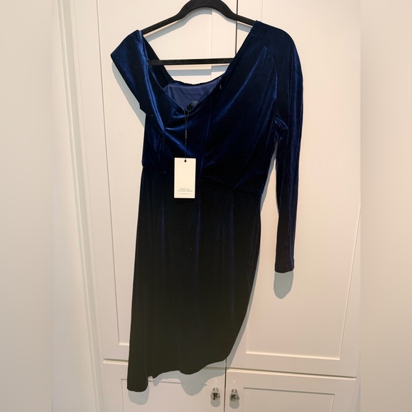 Lavish Alice Velvet One-Shoulder Asymmetrical Dress - Picture 3 of 6